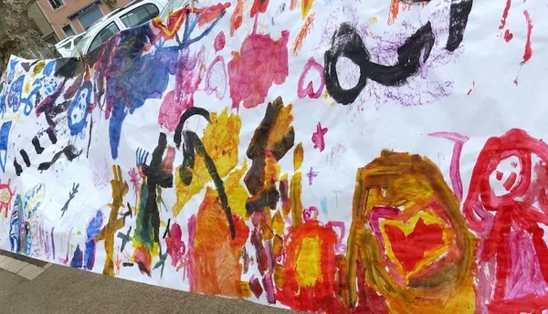 Grande fresque peinte affichée sur un mur